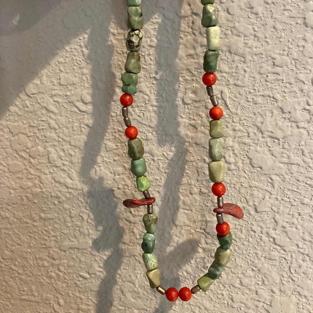 NECKLACE. PRETTY COLORS. Vintage. Pre owned.